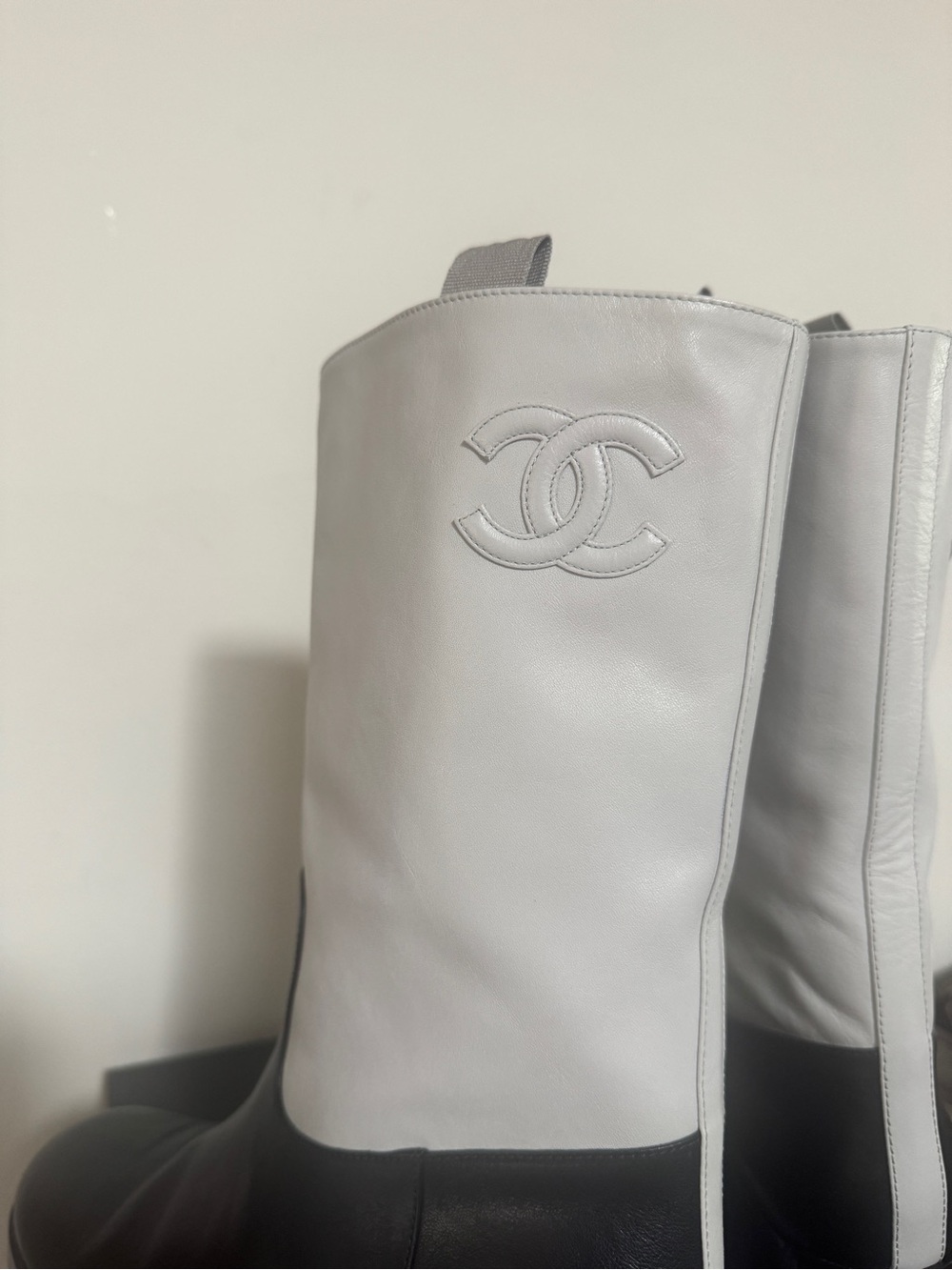Chanel 21A CC Two-Tone Calfskin Boots
Size 38 | Gray/Black | Full Set - Picture 5 of 8